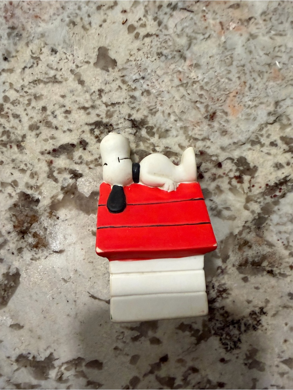 VINTAGE 1958/66 SNOOPY UNITED FEATURE SYNDICATE DOGHOUSE PEANUTS 2" Rubber